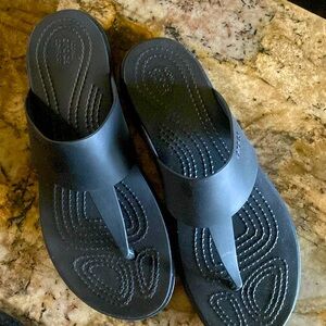 Croc flip flops size 7